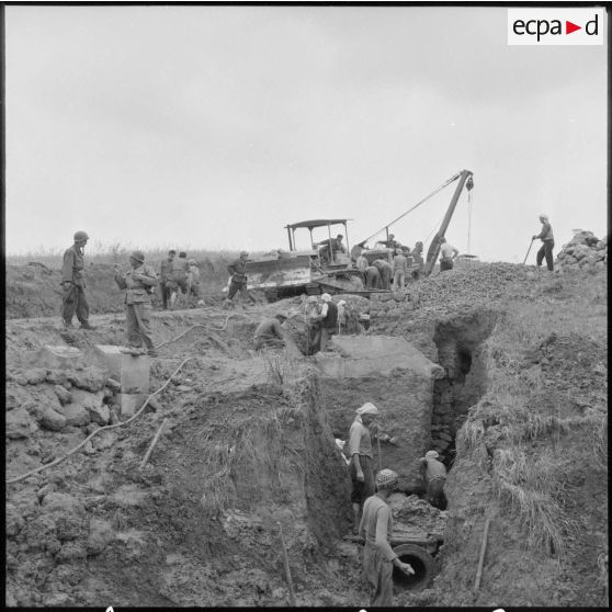 Travaux sur le chantier d'une conduite d'eau de Beni-Badhel-Oran dans la région de Tlemcen.