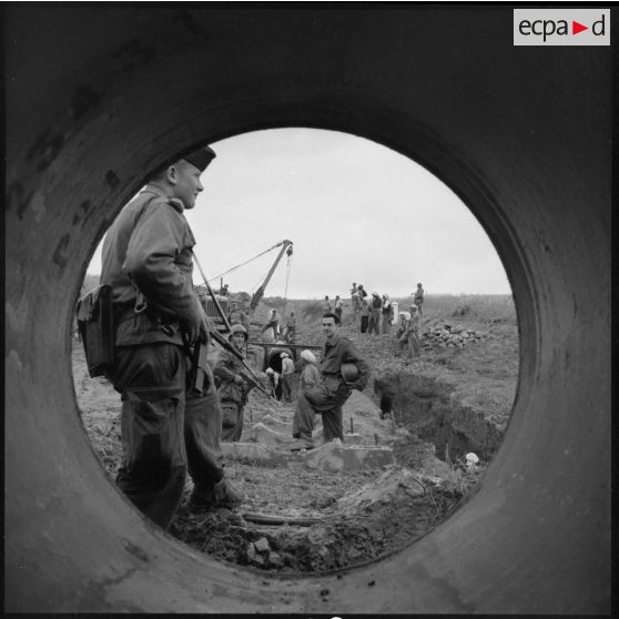 Travaux sur le chantier d'une conduite d'eau de Beni-Badhel-Oran dans la région de Tlemcen.