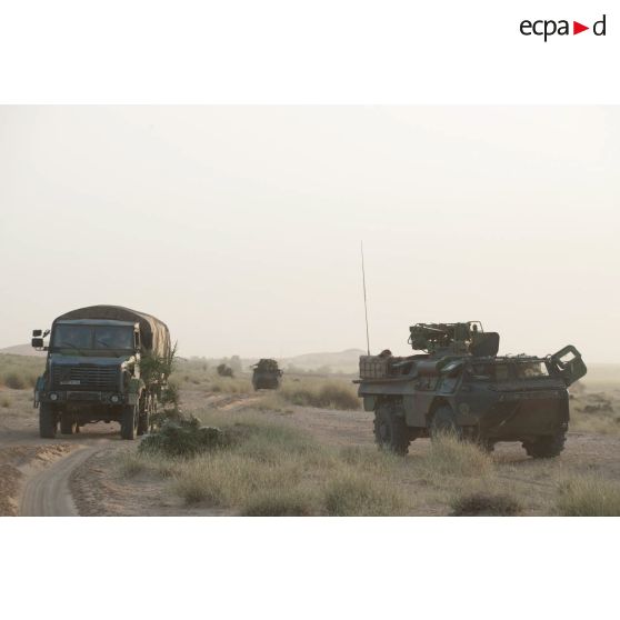 ImagesDfense - Un vhicule de l'avant blind (VAB) T20-13 du 1er rgiment de hussards parachutistes (1er RHP) stationne en appui aux cots d'un camion GBC-180 du 3e rgiment d'infanterie de marine (3e ImagesDfense - Un vhicule de l'avant blind (VAB) T20-13 du 1er rgiment de hussards parachutistes (1er RHP) stationne en appui aux cots d'un camion GBC-180 du 3e rgiment d'infanterie de marine (3e