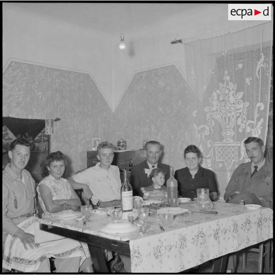 Accueil de deux jeunes soldats du 3e bataillon du 26e régiment de Dragons (RD) dans une famille de Turenne à l'occasion du dîner de Pentecôte.