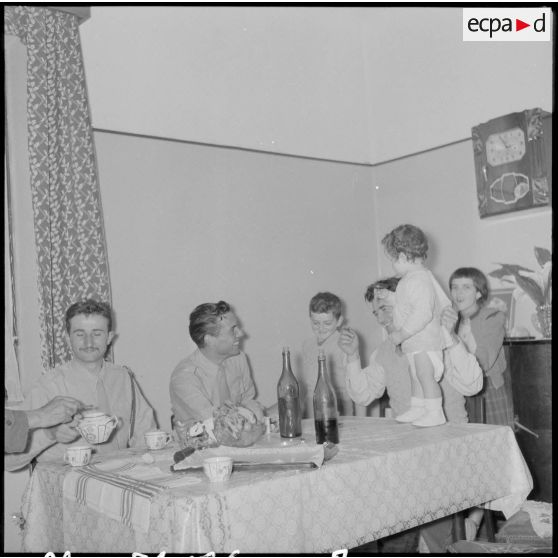 Accueil de deux jeunes soldats du 3e bataillon du 26e RD (régiment de dragons) dans une famille de Turenne pour le repas de la Pentecôte.