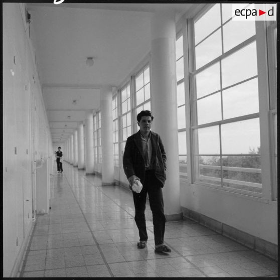 Patient algérien circulant dans les galeries du sanatorium du Mont près de Rivet.
