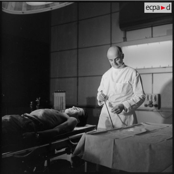 Examen d'un patient par le médecin-chef du sanatorium de Notre-Dame du Mont près de Rivet.
