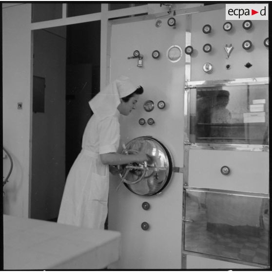 Infirmière en salle de stérilisation  du sanatorium de Notre-Dame du Mont près de Rivet.