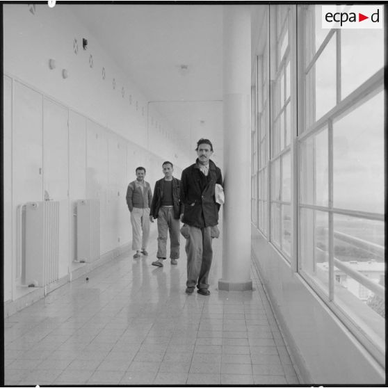 Patients algériens circulant dans les galeries du sanatorium du Mont près de Rivet.