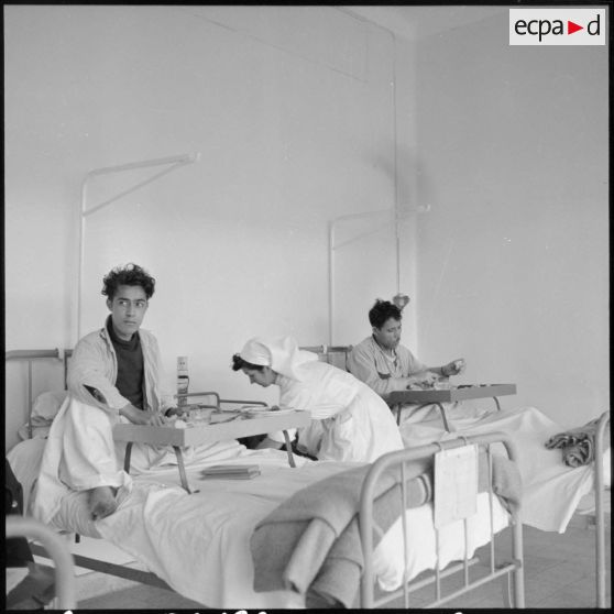 Chambre de patients algériens au sanatorium de Notre-Dame du Mont près de Rivet.