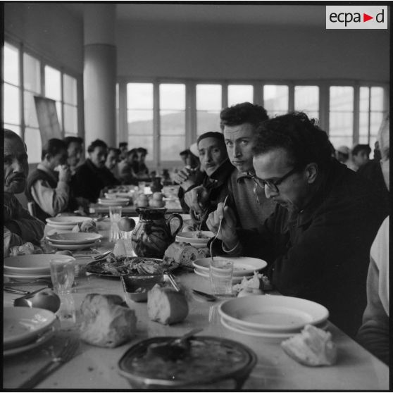 Malades du sanatorium de Notre-Dame du Mont près de Rivet prenant leur repas au réfectoire.