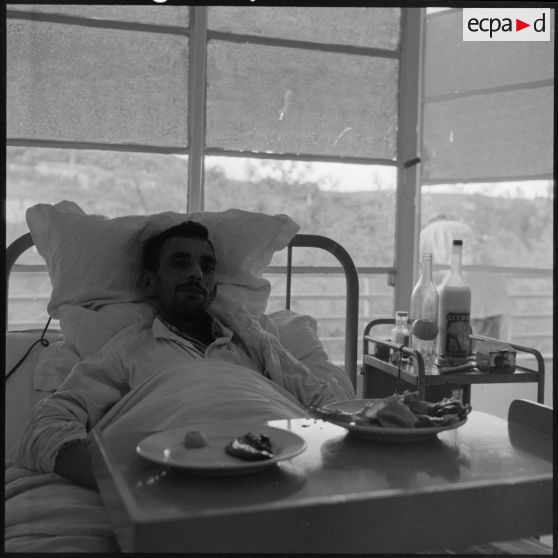 Repas pour un patient algérien alité au sanatorium de Notre-Dame du Mont près de Rivet.