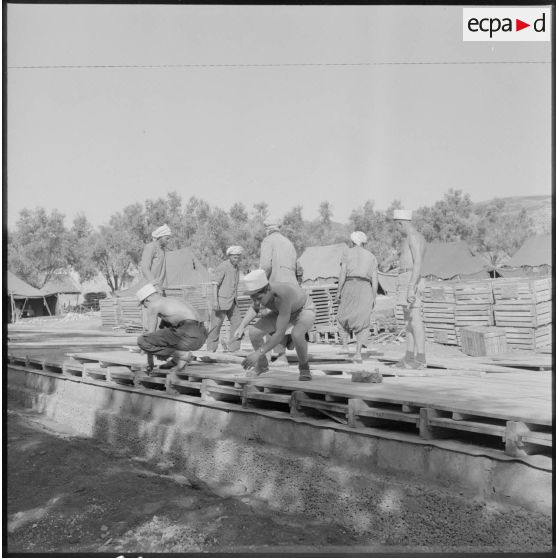 Construction de barraquement au camp de Nedroma par le 1er bataillon du 5e régiment étranger d'infanterie (REI) et des ouvriers.