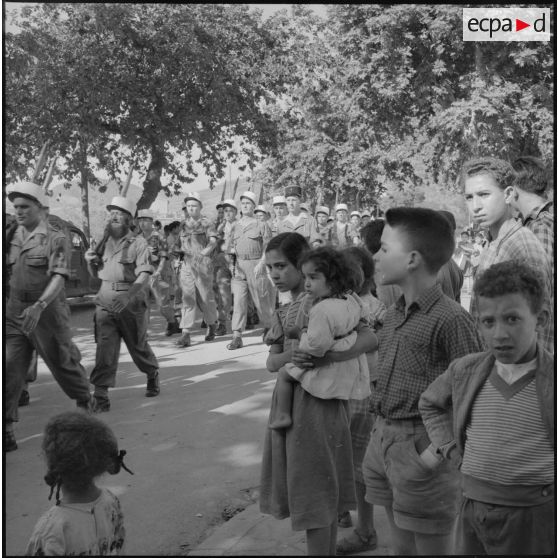Enfants de Nedroma assistant au défilé du 1er bataillon du 5e régiment étranger d'infanterie (REI) dans les rues de la commune.