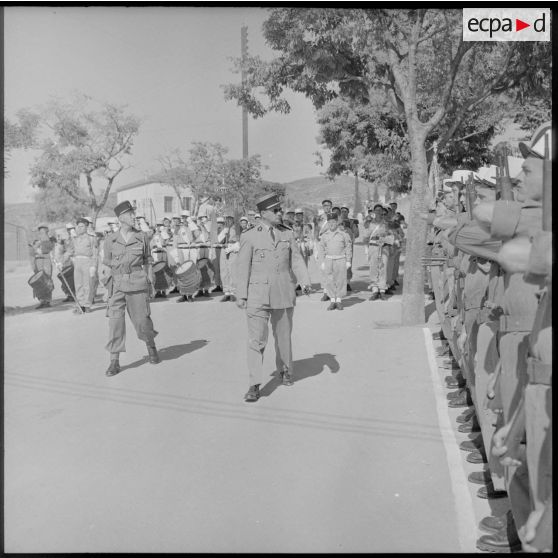Revue des troupes par un colonel du 5e régiment étranger d'infanterie (REI) au camp de Nedroma.