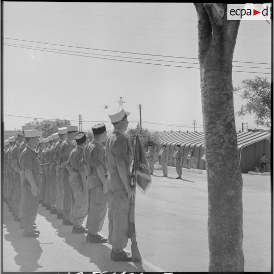 Troupes du 1er bataillon du 5e REI au garde-à-vous lors d'une prise d'armes au camp de Nedroma.