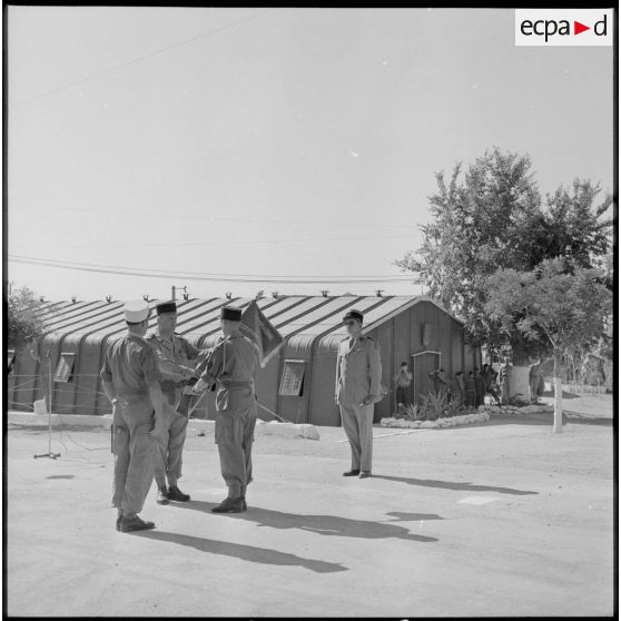 Passage de commandement entre deux éléments du 1er bataillon du 5e régiment étranger d'infanterie (REI) au camp de Nedroma.