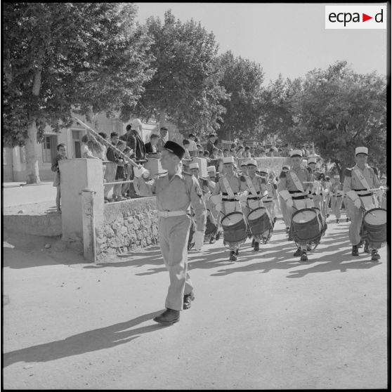 Défilé de la musique militaire du 1er bataillon du 5e régiment étranger d'infanterie (REI) au camp de Nedroma.