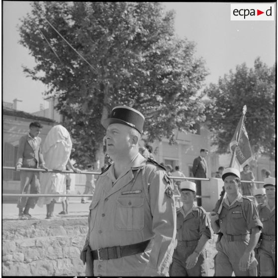Un capitaine du 1er bataillon du 5e régiment étranger d'infanterie (REI) lors d'un défilé à Nedroma.