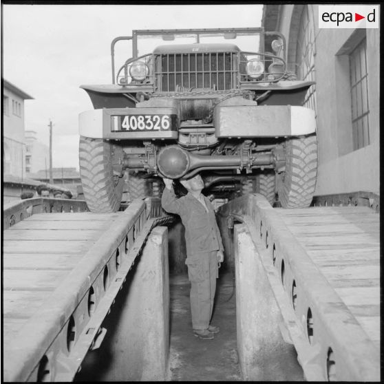 Inspection d'un véhicule Dodge à l'établissement régional du matériel (ERM) d'Alger.
