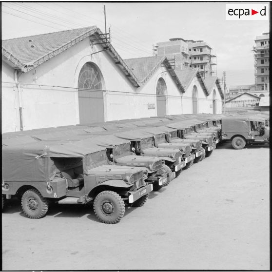 Dodges alignés dans la cour de l'établissement régional du matériel (ERM) d'Alger.