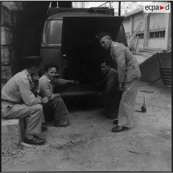 Mécaniciens et personnels militaires de l'établissement régional du matériel (ERM) d'Alger.