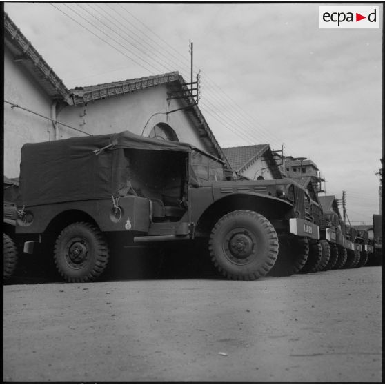 Dodges alignés dans la cour de l'établissement régional du matériel (ERM) d'Alger.