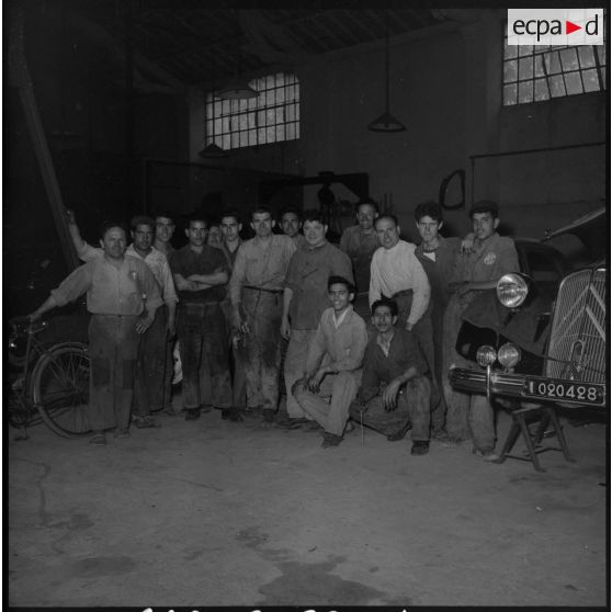 Equipe des mécaniciens de l'établissement régional du matériel (ERM) d'Alger.