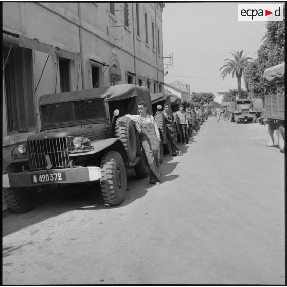 Dodges garés dans une rue près de l'établissement régional du matériel (ERM) d'Alger.