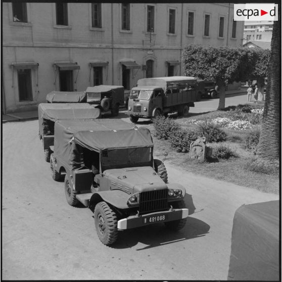Convoi de véhicules militaires quittant l'établissement régional du matériel (ERM) d'Alger.