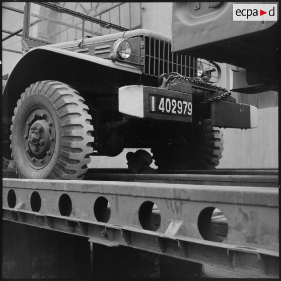 Inspection d'un véhicule Dodge à l'établissement régional du matériel (ERM) d'Alger.