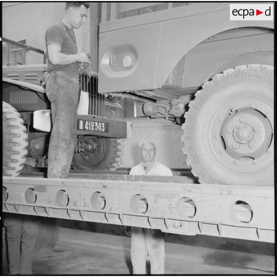 Vérification des Dodges par des mécaniciens à l'etablissement régional du matériel (ERM) d'Alger.