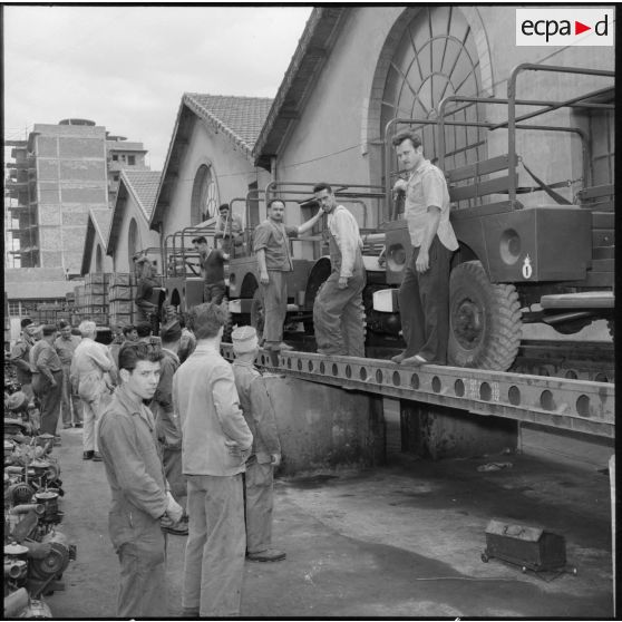 Chaîne de montage des Dodges à l'etablissement régional du matériel (ERM) d'Alger.