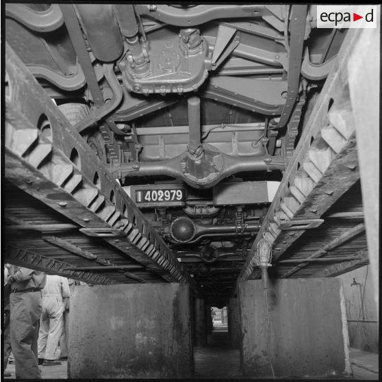 Vue du dessous d'un véhicule Dodge à l'établissement régional du matériel (ERM) d'Alger.