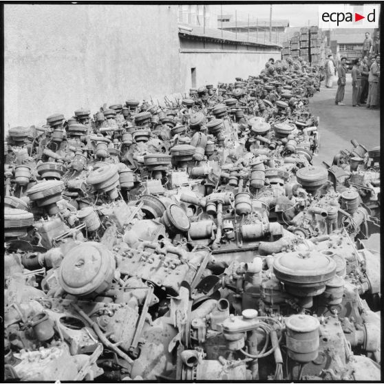 Pile de moteurs de véhicules Dodge à l'établissement régional du matériel (ERM) d'Alger.