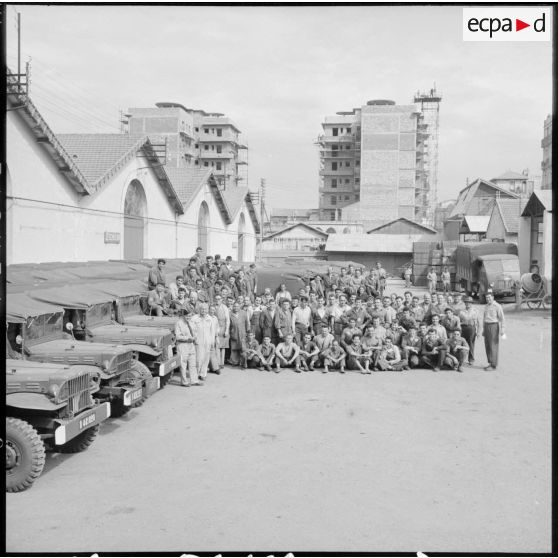 Portrait de groupe de l'équipe de montage dans la cour de l'établissement régional du matériel (ERM) d'Alger.