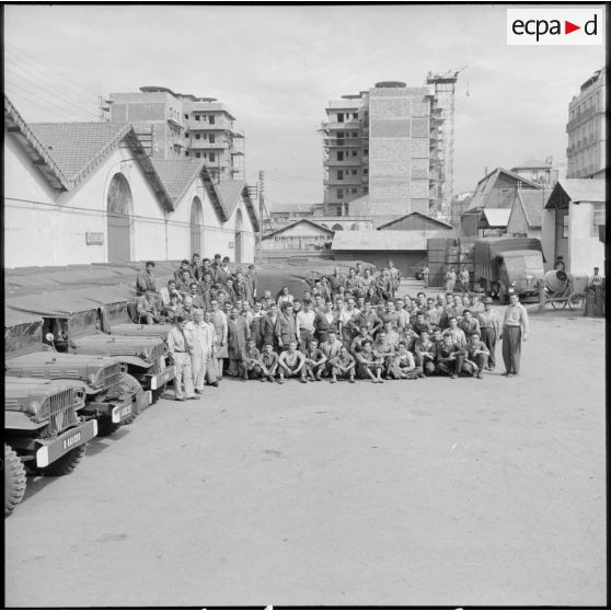 Portrait de groupe de l'équipe de montage dans la cour de l'établissement régional du matériel (ERM) d'Alger.