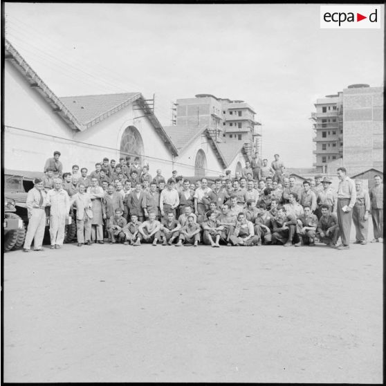 Portrait de groupe de l'équipe de montage dans la cour de l'établissement régional du matériel (ERM) d'Alger.