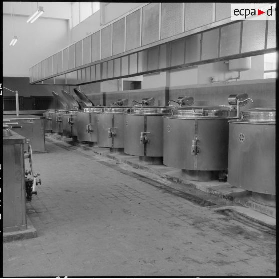 Matériel de cuisine de l'état-major de l'armée de terre (EMAT) en Afrique du Nord à Ben Aknoun.