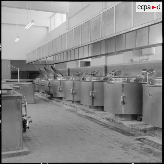 Matériel de cuisine de l'état-major de l'armée de terre (EMAT) en Afrique du Nord à Ben Aknoun.