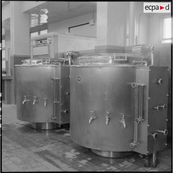 Matériel de cuisine de l'état-major de l'armée de terre (EMAT) en Afrique du Nord à Ben Aknoun.