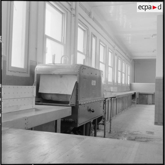 Lave-vaisselle des cuisines de l'état-major de l'armée de terre (EMAT) en Afrique du Nord à Ben Aknoun.