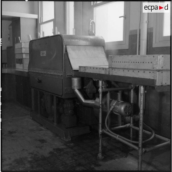 Lave-vaisselle des cuisines de l'état-major de l'armée de terre (EMAT) en Afrique du Nord à Ben Aknoun.