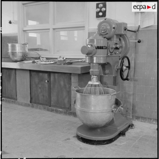 Batteur électrique des cuisines de l'état-major de l'armée de terre (EMAT) en Afrique du Nord à Ben Aknoun.