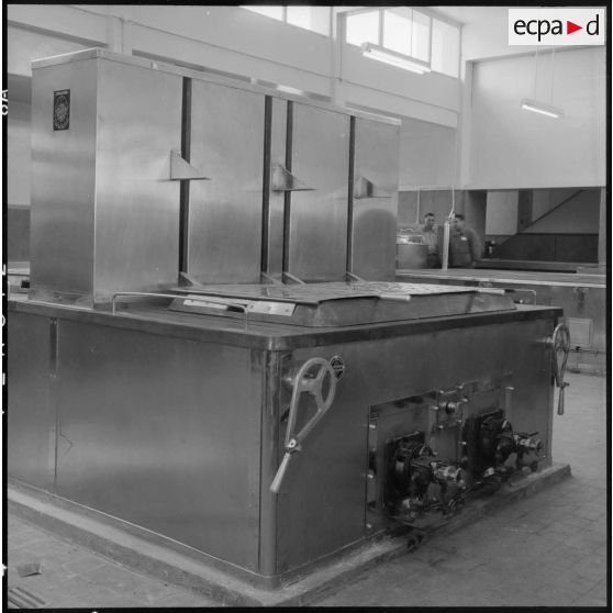 Grills des cuisines de l'état-major de l'armée de terre (EMAT) en Afrique du Nord à Ben Aknoun.