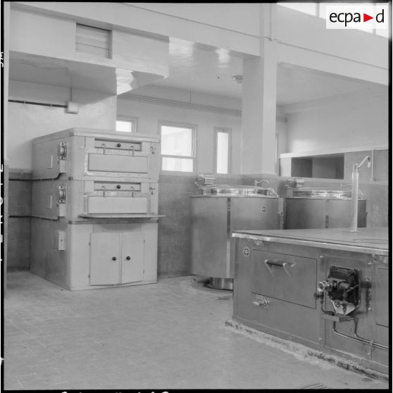 Fours des cuisines de l'état-major de l'armée de terre (EMAT) en Afrique du Nord à Ben Aknoun.