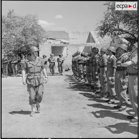 Revue des troupes du 2e RCA (régiment de chasseurs d'Afrique) devant un escadron dans la ferme Mary.