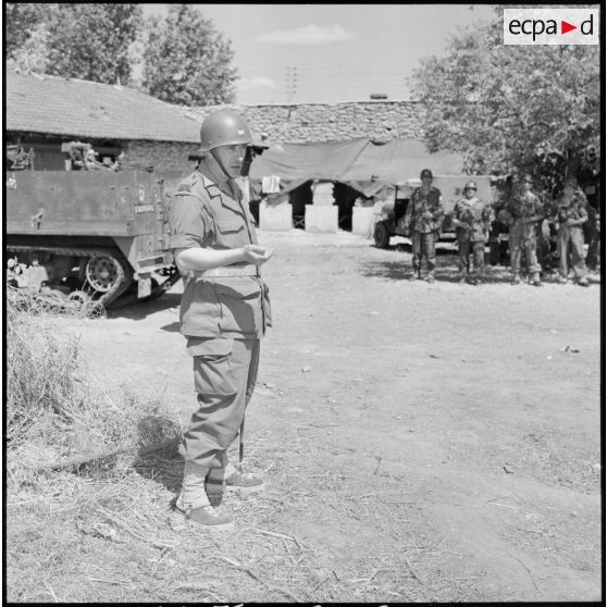 Allocution du capitaine Durand-Delacre devant un escadron du 2e RCA (régiment de chasseurs d'Afrique) lors d'une prise d'armes à la ferme Mary.