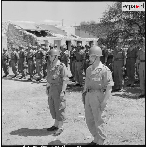 Maréchaux des logis du 2e RCA (régiment de chasseurs d'Afrique) lors de leur citation par le capitaine Durand-Delacre à la ferme Mary.