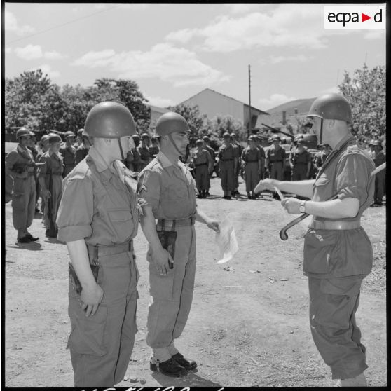 Remise de citation à des maréchaux des logis du 2e RCA (régiment de chasseurs d'Afrique) par le capitaine Durand-Delacre à la ferme Mary.
