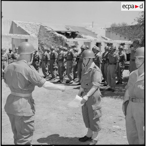 Remise de citation à un maréchal des logis du 2e RCA (régiment de chasseurs d'Afrique) par le capitaine Durand-Delacre à la ferme Mary.