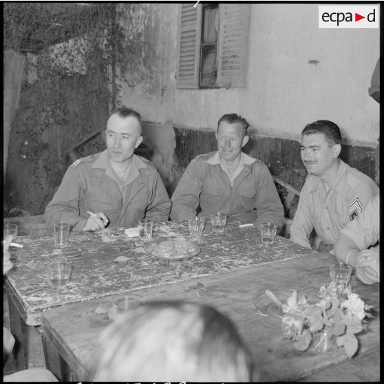 Apéritif d'honneur après la décoration de deux appelés du 2e RCA (régiment de chasseurs d'Afrique) avec le capitaine Durand-Delacre.