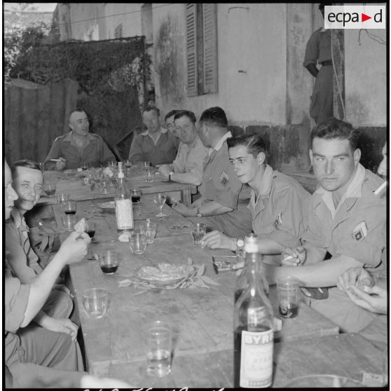 Apéritif d'honneur après la décoration de deux appelés du 2e RCA (régiment de chasseurs d'Afrique) avec le capitaine Durand-Delacre.