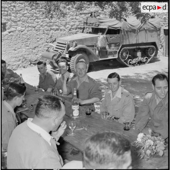 Apéritif d'honneur après la décoration de deux appelés du 2e RCA (régiment de chasseurs d'Afrique) avec le capitaine Durand-Delacre.
